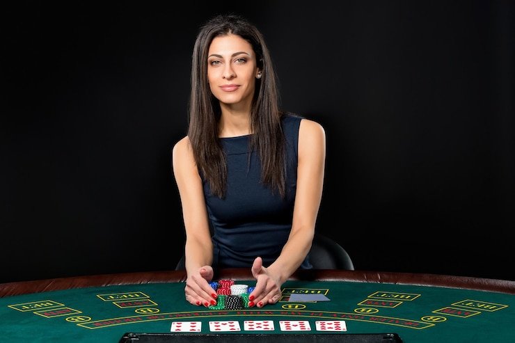 Dealer Live Sic Bo di studio profesional situstoto dengan tiga dadu dan meja hijau